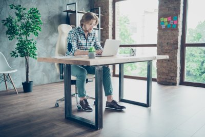 Belangrijkste functies bij het kopen van een verstelbaar bureau